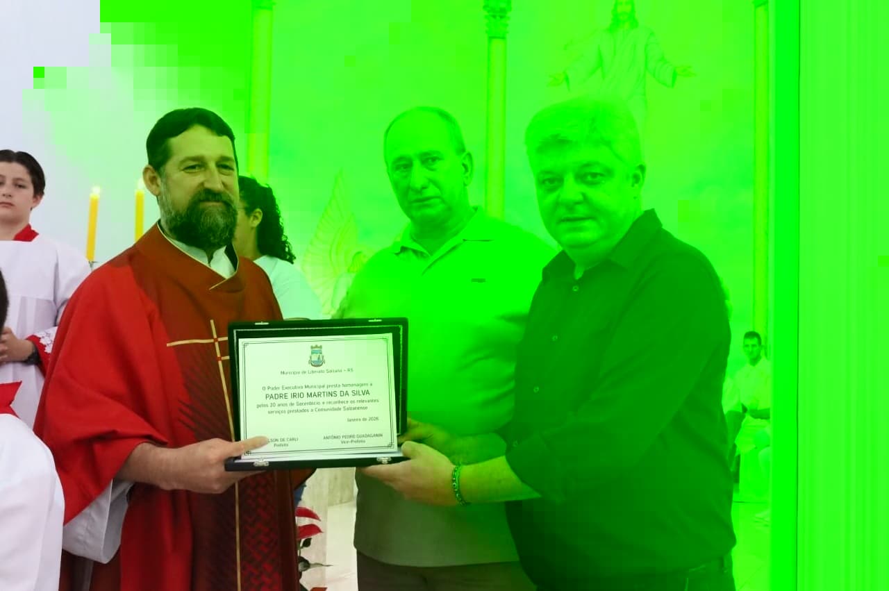Padre Írio recebe homenagem em Liberato Salzano pelos 20 anos à frente da Paróquia São Sebastião