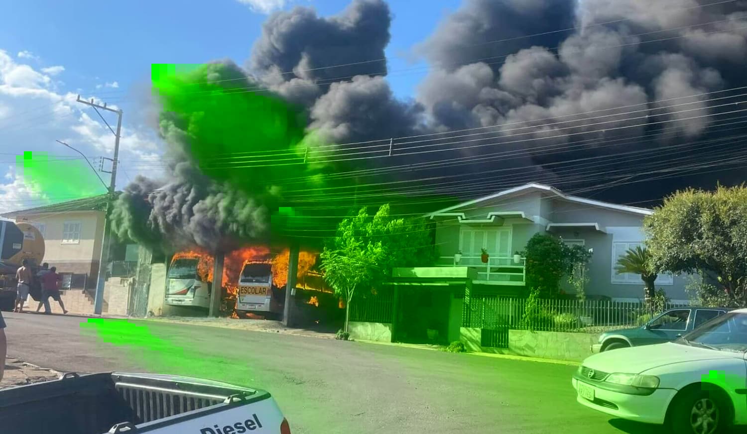 Incêndio de grandes proporções destrói dois ônibus  em Rondinha