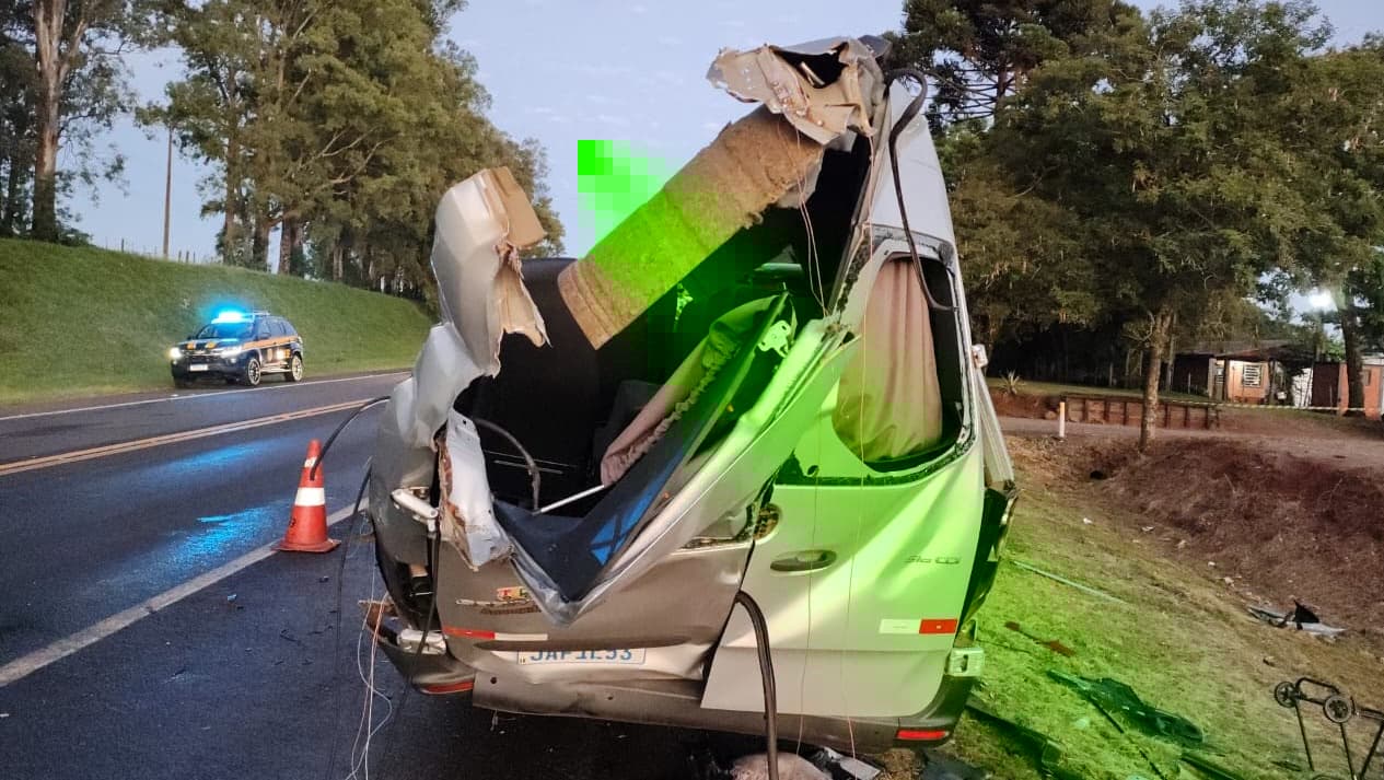 Van da Secretaria da Saúde de Constantina envolve-se em acidente resultando na morte de quatro passageiros e motorista