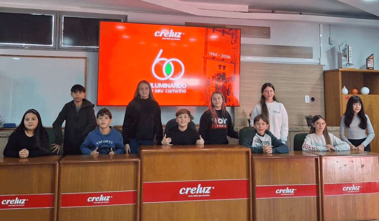 Vereadores Mirins de Pinhal conhecem órgãos públicos e empresas em atividade de formação