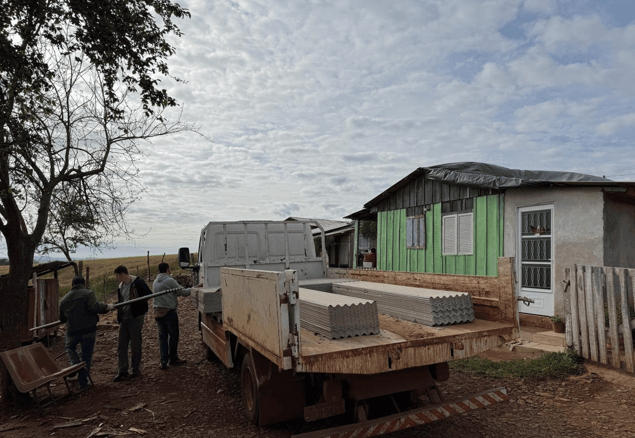 Seberi inicia distribuição de telhas às 700 famílias atingidas