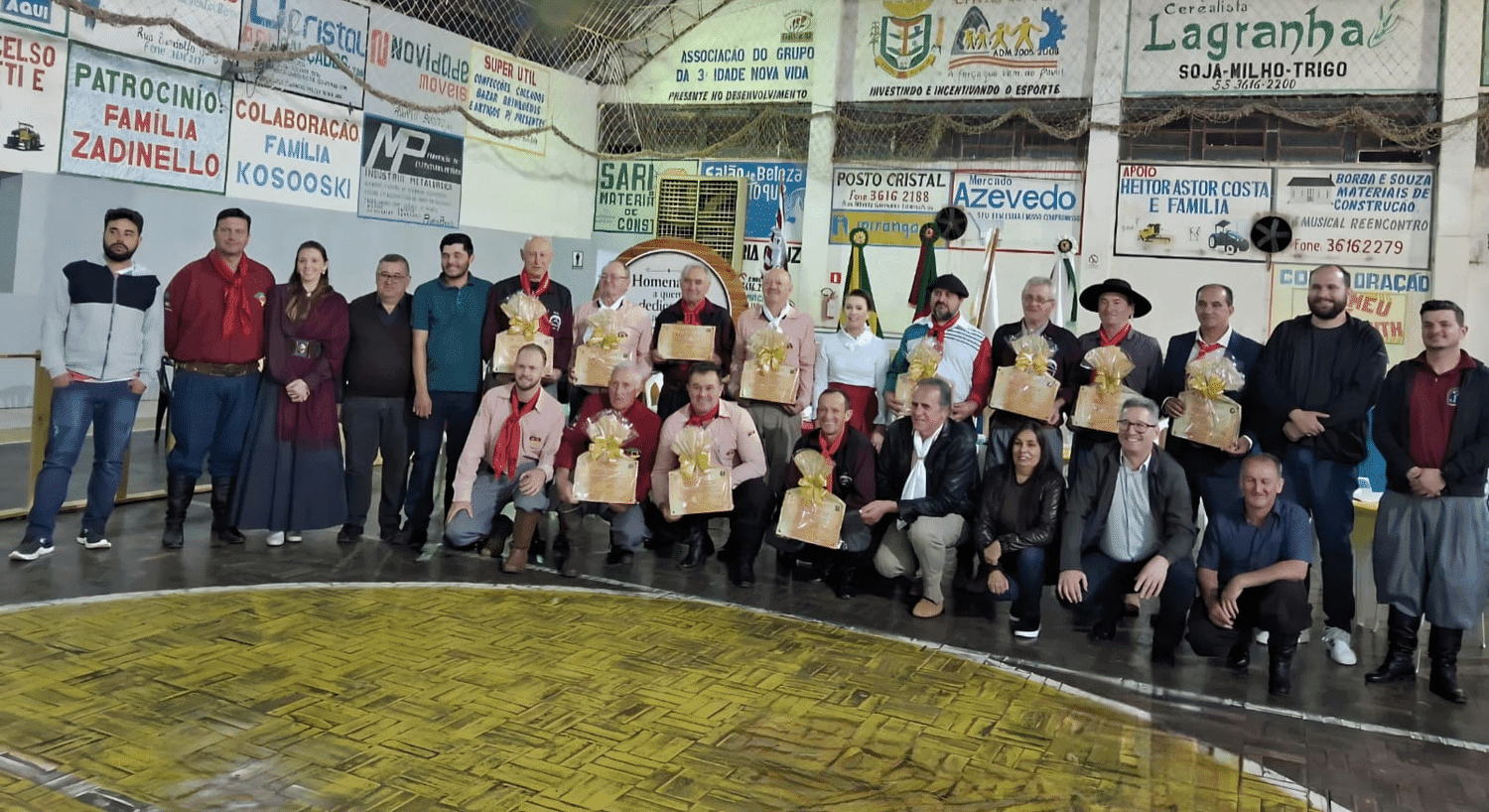 Ex-patrões do CTG Tropeiros de Cristal do Sul são homenageados em sessão solene